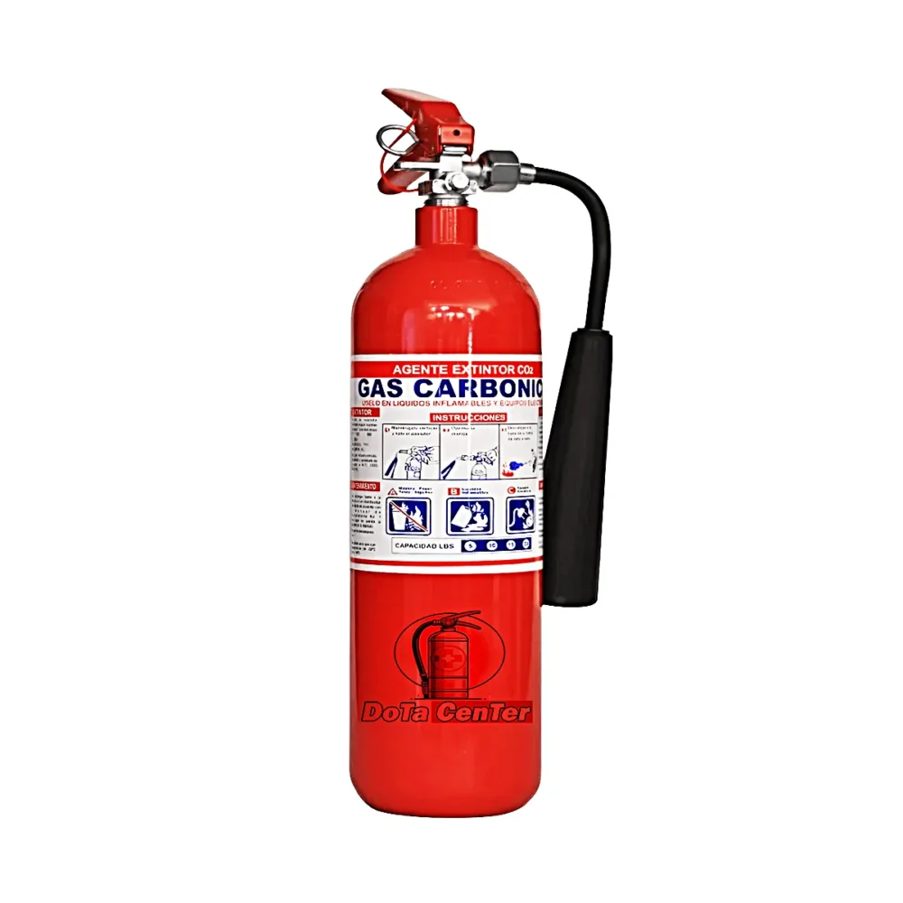Extintor-co2-5-libras Extintor CO2 5 lbs con corneta de descarga, soporte de pared y señalización reglamentaria.